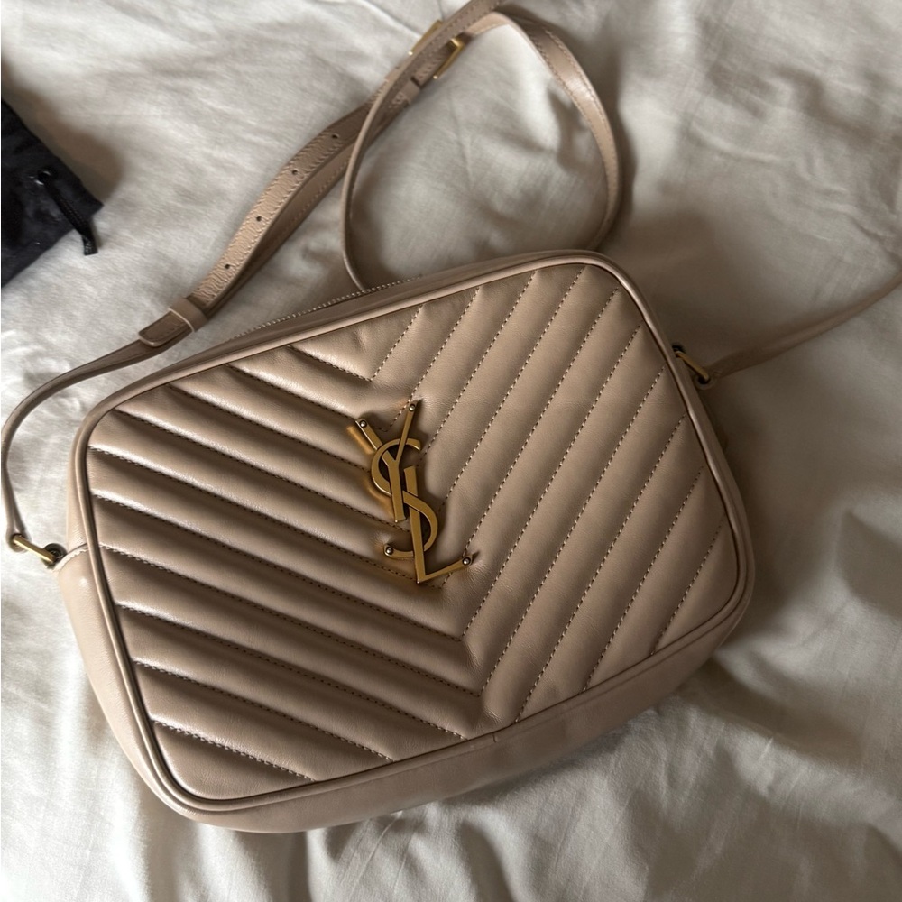 SAINT LAURENT YSL LOU CAMERA BAG IN QUILTED LEATHER
DARK BEIGE